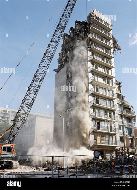 demolition of a building Stock Photo: 78896343 - Alamy