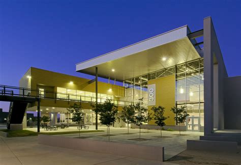 Betty Fairfax High School / DLR Group | ArchDaily