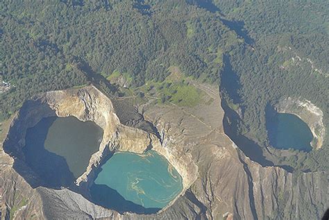 Kelimutu volcano natural spectacle • Flores • Indonesia