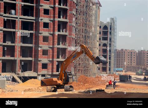 Cairo, Egypt. 18th Mar, 2018. Egyptian builders work at the ...