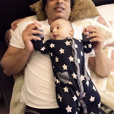 Shoaib Akhtar Shares Recent Pictures With His Sons | Reviewit.pk