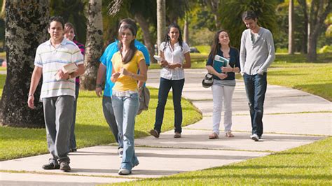 students-walking-on-campus - The Cincinnati Insurance Companies blog