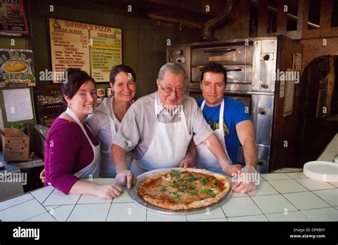 Di fara pizza new york hi-res stock photography and images - Alamy