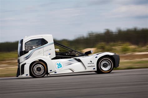 Volvo Sets World Speed Record With "Iron Knight" Truck, It Topped Out ...