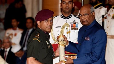 Dhoni receives prestigious India award - BBC News