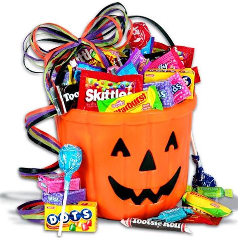 Halloween Candy Basket | Halloween gift baskets, Halloween gifts ...