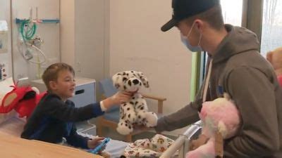 Solway Sharks swap pucks for presents on Christmas visit to children's hospital | ITV News Border