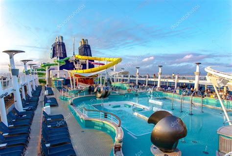 NCL Epic croisière bateau pont principal et piscines — Photo éditoriale ...