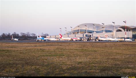 ZAG - - Airport Overview - Airport Overview - Apron at Zagreb | Photo ...