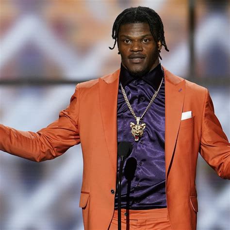 Lamar Jackson Mvp Award / Lamar Jackson Wins Nfl Mvp As Ravens Take ...