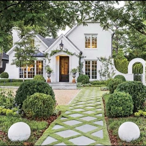 Talk about curb appeal! Just a cute little house for you on this ...