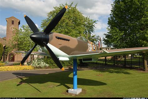 Supermarine Spitfire (Replica) - UK - Air Force | Aviation Photo ...