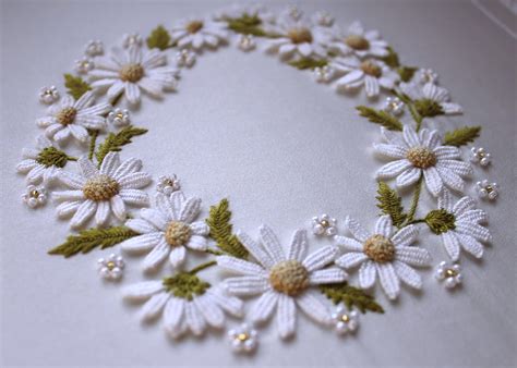 Free hand-embroidery pattern: Daisy wreath | Hand embroidery patterns ...