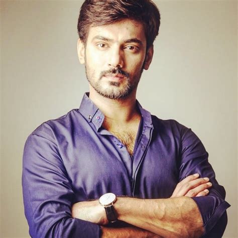 Zahid Ahmed - Biography, Age, Wife, Son, Dramas | Reviewit.pk