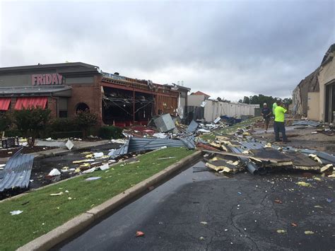 Tornado touches down in Tulsa, Oklahoma - At least 25 people injured in videos and pictures ...