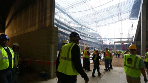 Vikings Celebrate Construction Crew's 'Topping Out' of U.S. Bank Stadium