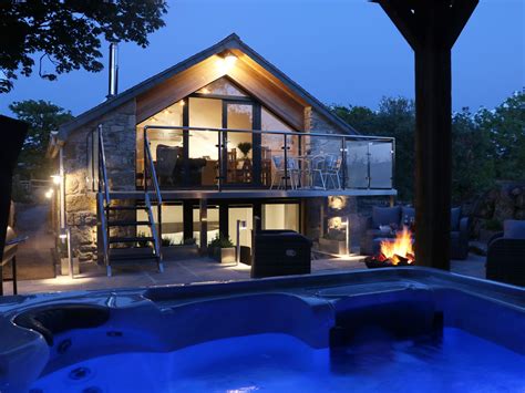 Lodges with Hot Tubs for New Year's Eve. Celebrate New Year in a Luxury Lodge with Hot Tub.