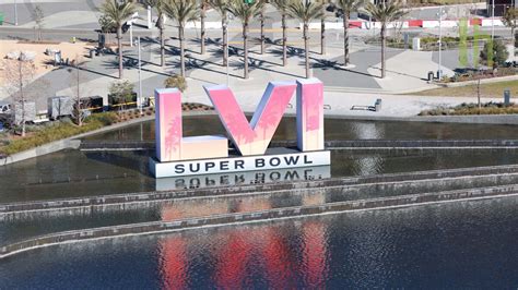 How to (Safely) Score Super Bowl LVI Tickets | Lifehacker