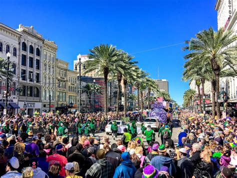 NEW ORLEANS - FEBRUARY 9, 2016: Crowd of Tourists and Locals Along City ...