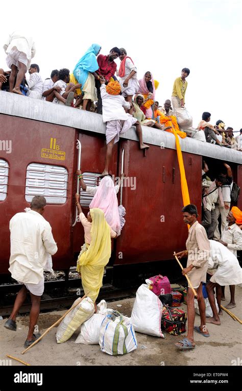 Crowded train station india hi-res stock photography and images - Alamy