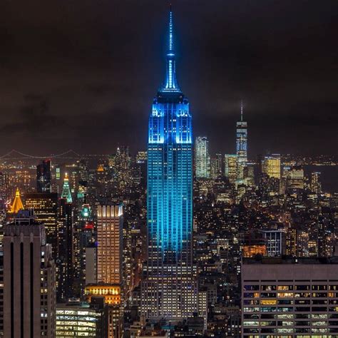 The Empire State Building lighting up the Manhattan sky by Noel YC | Empire state building ...