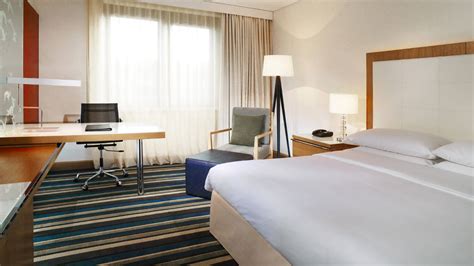 Guest Rooms and Suites - Sheraton Frankfurt Airport Hotel & Conference ...