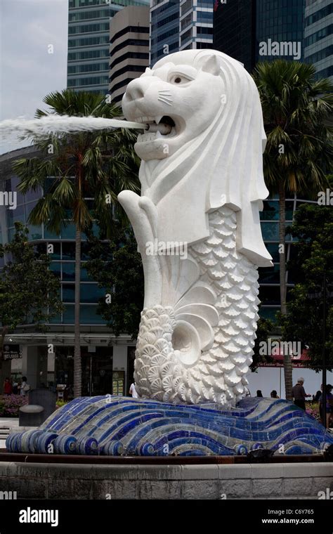 Singapore Merlion Fountain Statue Stock Photo - Alamy