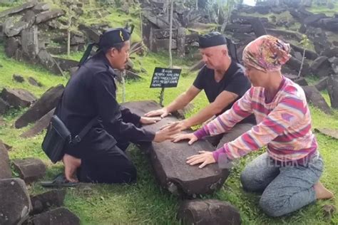 Ini Alasan Situs Gunung Padang Diserbu Para Peneliti, Punden Berundak yang Unik - Jurnal Flores