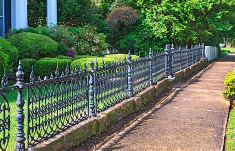 32 Elegant Wrought Iron Fence Ideas and Designs | Wrought iron fences, Cast iron fence, Iron ...