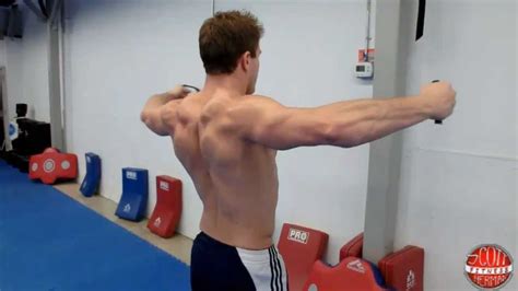 8 Best Reverse Pec Deck Fly Alternatives ( Without Machine) - Fitnessproworkout.com