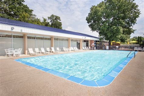 DAYS INN BY WYNDHAM DUBUQUE - Updated 2024 Reviews, Photos & Prices