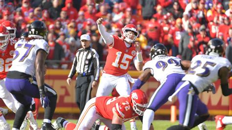 WATCH: Patrick Mahomes’ crazy no-look pass