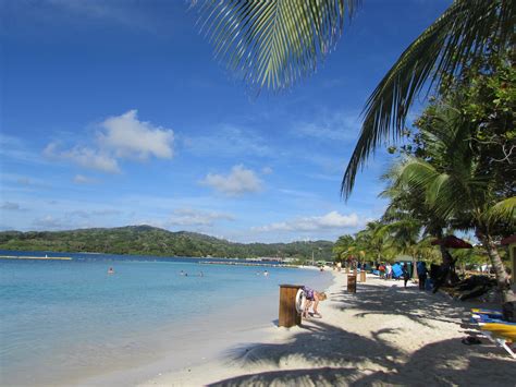 Mahogany Bay, Roatan, Honduras November 2016 - free beach at the port ...