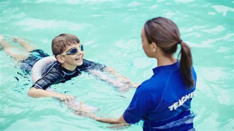 Covid: Parents urged to prioritise swimming lessons - BBC News