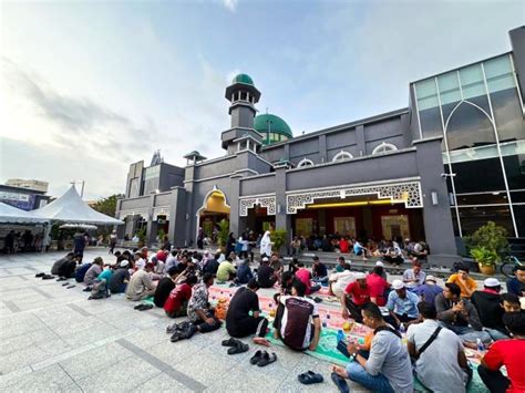 Masjid Jamek Kampung Baru’s free bubur lambuk tradition continues