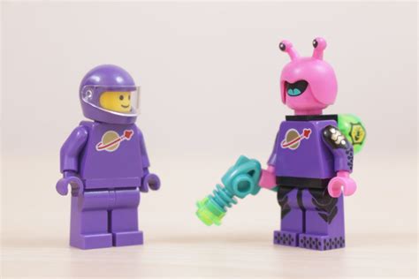 How to build a purple LEGO Classic Space astronaut in 2022