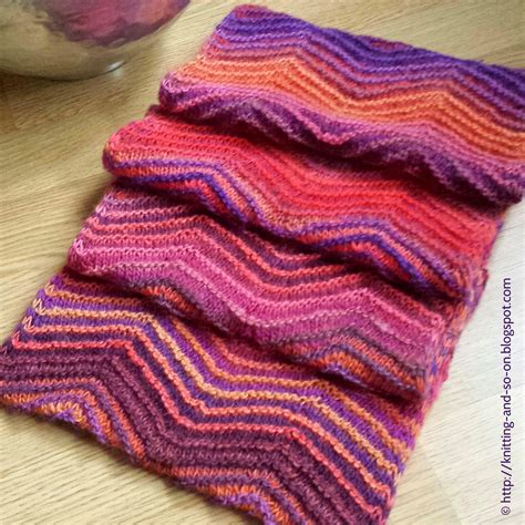 Knitting and so on: A Cowl to Match the Hexagon Mitts - Chevrons all Round Cowl