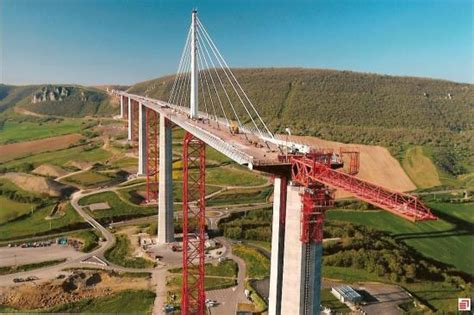 Viaduc de Millau construction » Vacances - Arts- Guides Voyages