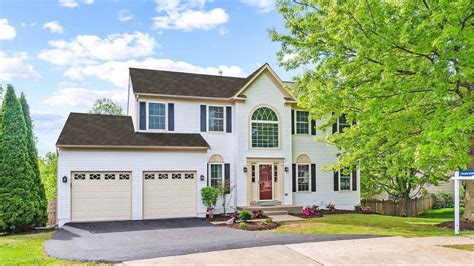 What Do Weathered Wood Shingles Look Like on a White House?