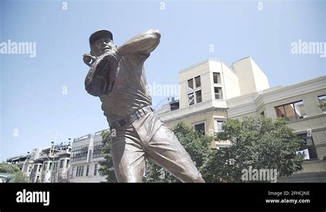 Ron santo statue Stock Videos & Footage - HD and 4K Video Clips - Alamy