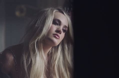 Carrie Underwood Cries a River in â€˜Cry Prettyâ€™ Music Video: Watch ...