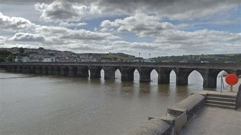 Fireworks banned from starling-roost Bideford bridge - BBC News