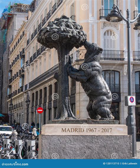 Famous Bear Statue at Puerta Del Sol Square in Madrid - Popular Selfie Location Editorial Image ...