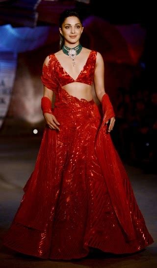 Kabir Singh's Kiara Advani is ravishing in red plunging-neckline blouse ...