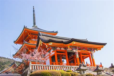 Beautiful architecture inside kiyomizu-dera temple during cherry ...