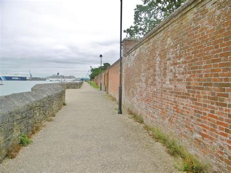 Marchwood, wall © Mike Faherty cc-by-sa/2.0 :: Geograph Britain and Ireland