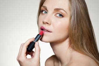 Lipstick Tips for Thin Lips | LoveToKnow