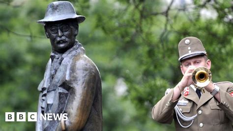 Hungary removes statue of anti-Soviet hero Imre Nagy - BBC News