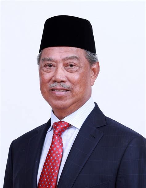 Muhyiddin Yassin - Is shaking voters' hands wrong, asks Muhyiddin ...