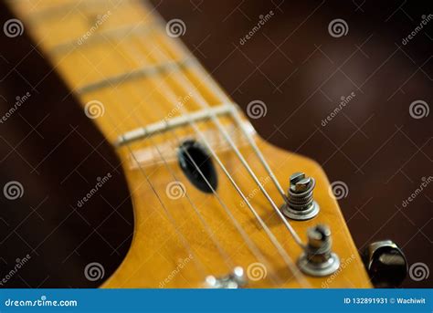 Clavijas De La Guitarra En El Cabezal De La Guitarra Imagen de archivo - Imagen de traste ...